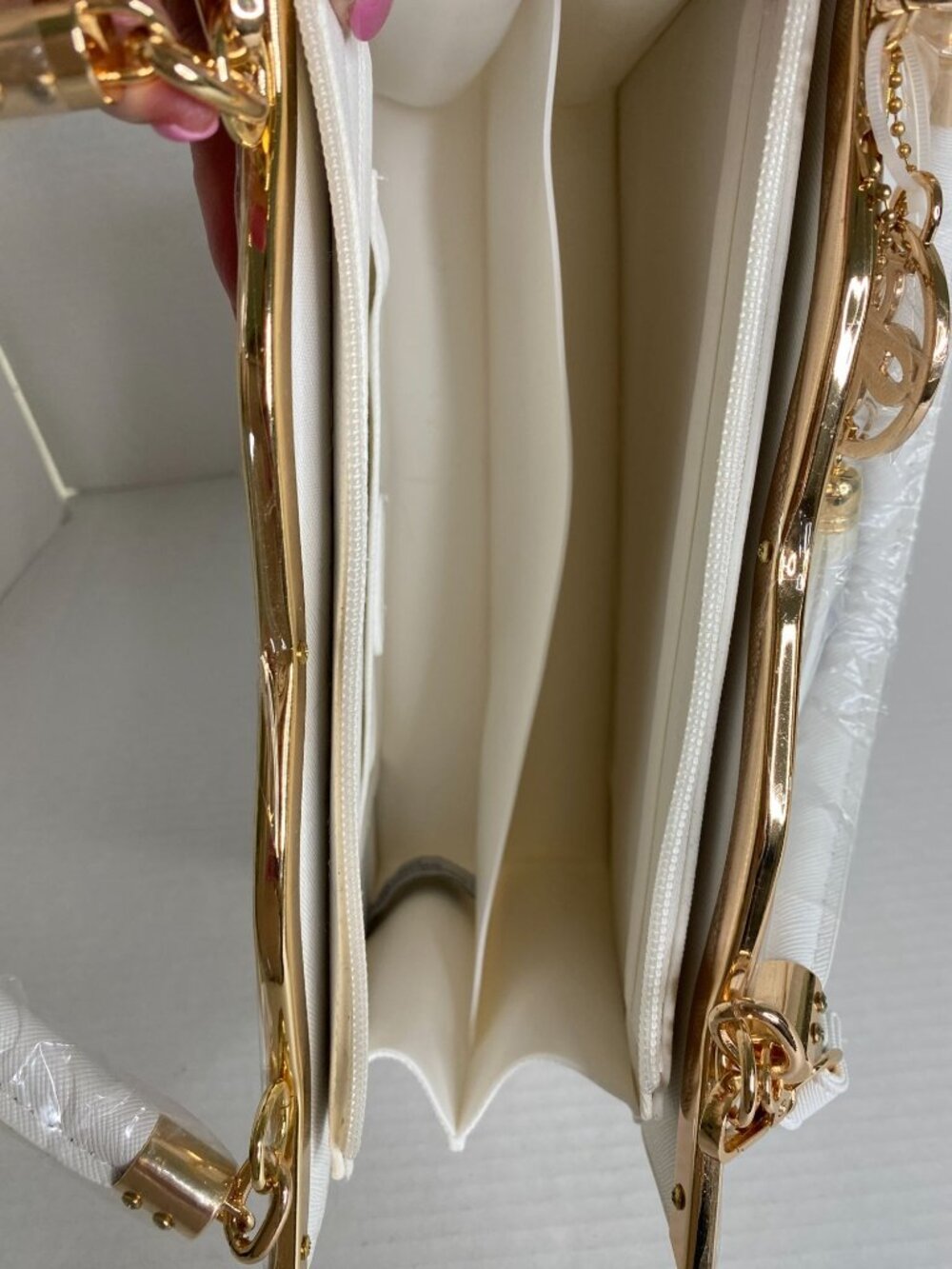 Crossi NWT White Clutch Handbag Gold Frame Heart Embossed Evening Church Wedding - Picture 9 of 13